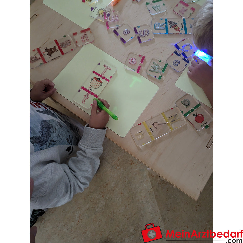 KuWiH Lernspieltisch Montessori aus Birkensperrholz mit 4 Leuchtflächen, Vollholz-Gestell, 75 x 75 x 46 cm.