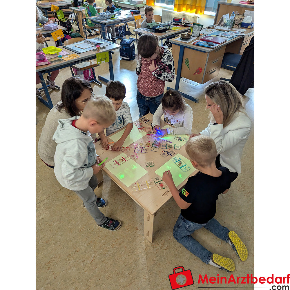 KuWiH Lernspieltisch Montessori aus Birkensperrholz mit 4 Leuchtflächen, Vollholz-Gestell, 75 x 75 x 46 cm.