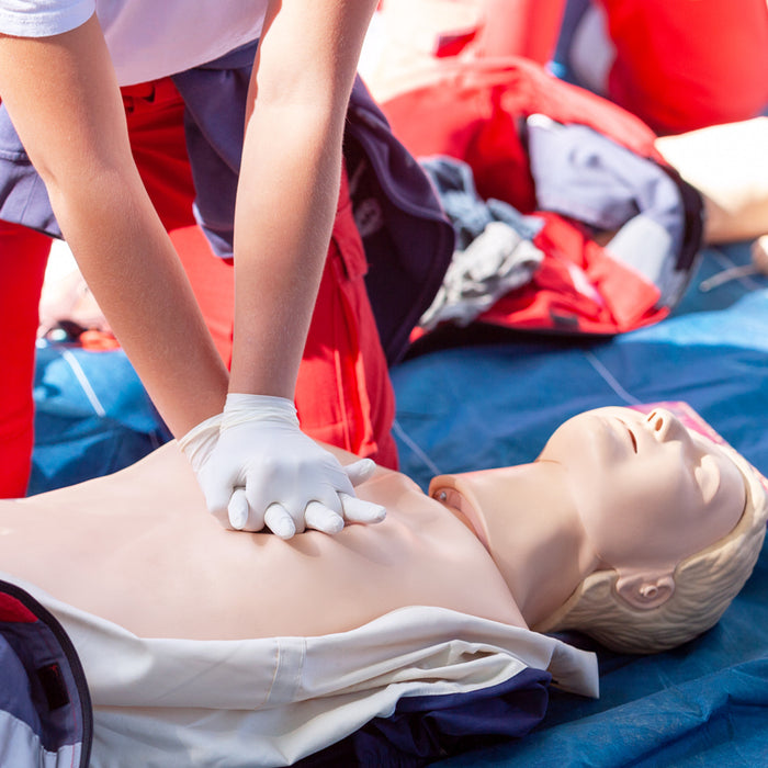 Bedienung eines Defibrillators im Notfall einfach erklärt