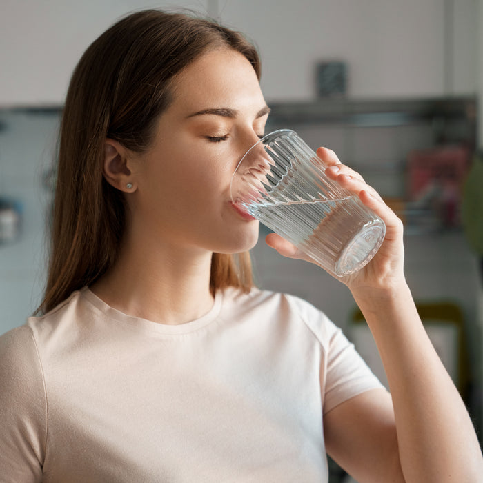 Wasser trinken macht schön - warum das so ist, erklärt dir unser Arzt