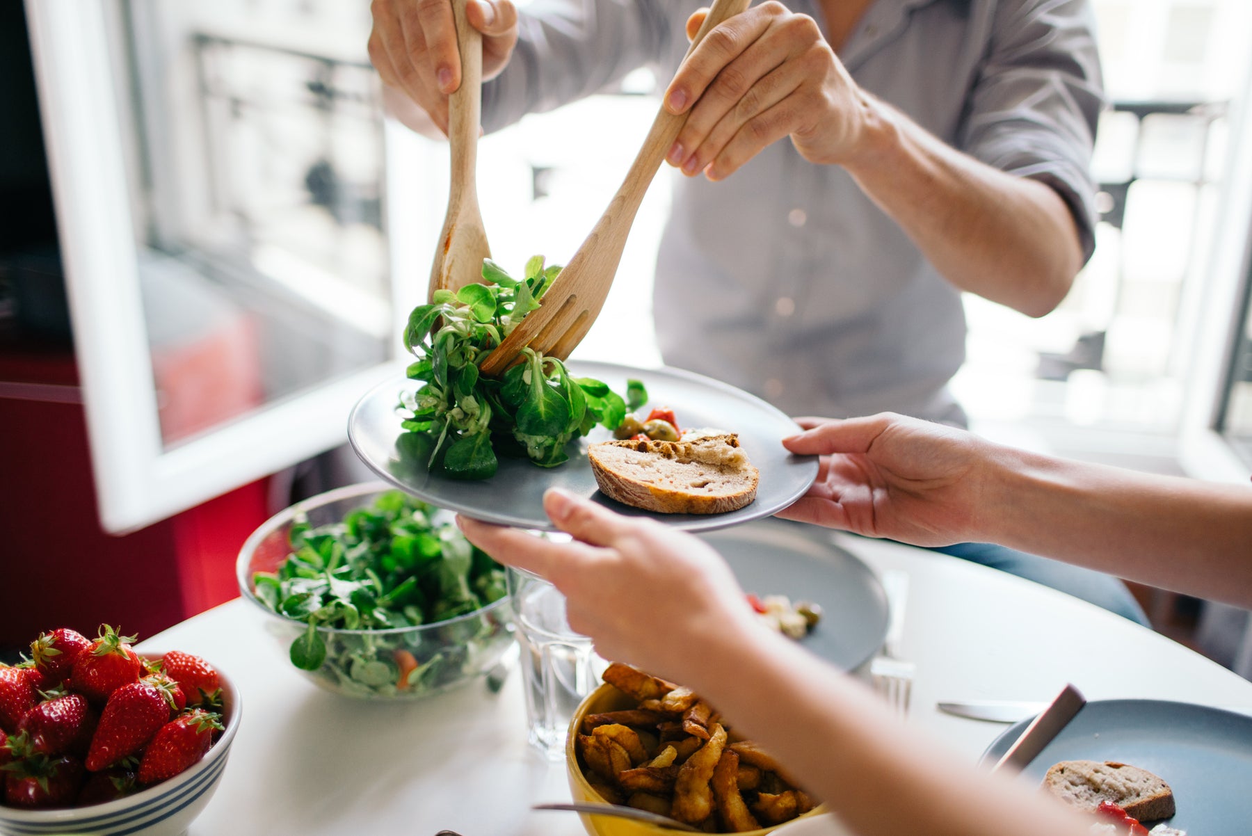 Gesund und schlank: Wie eine ausgewogene Ernährung beim Abnehmen hilft