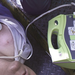 Der Zoll® AED Plus Defibrillator: Ein lebensrettendes Gerät für jede Situation